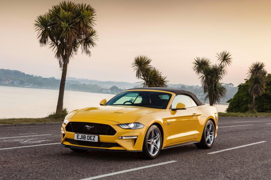  Ford Mustang GT Convertible 2018 года  (UK) (фото 4 из 8)